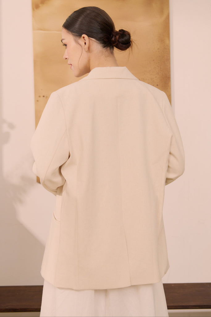Soft power blazer in beige
