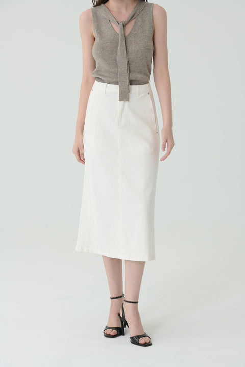 Clear cut skirt in white