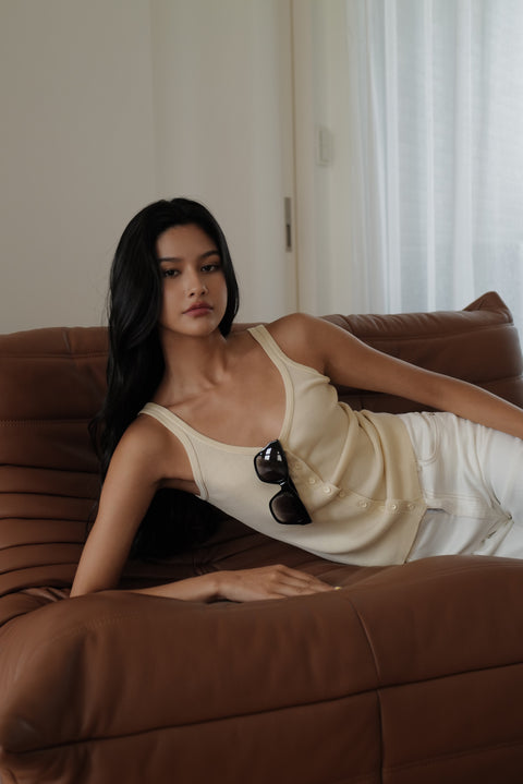 Buttoned ribbed knit tank in cream / white